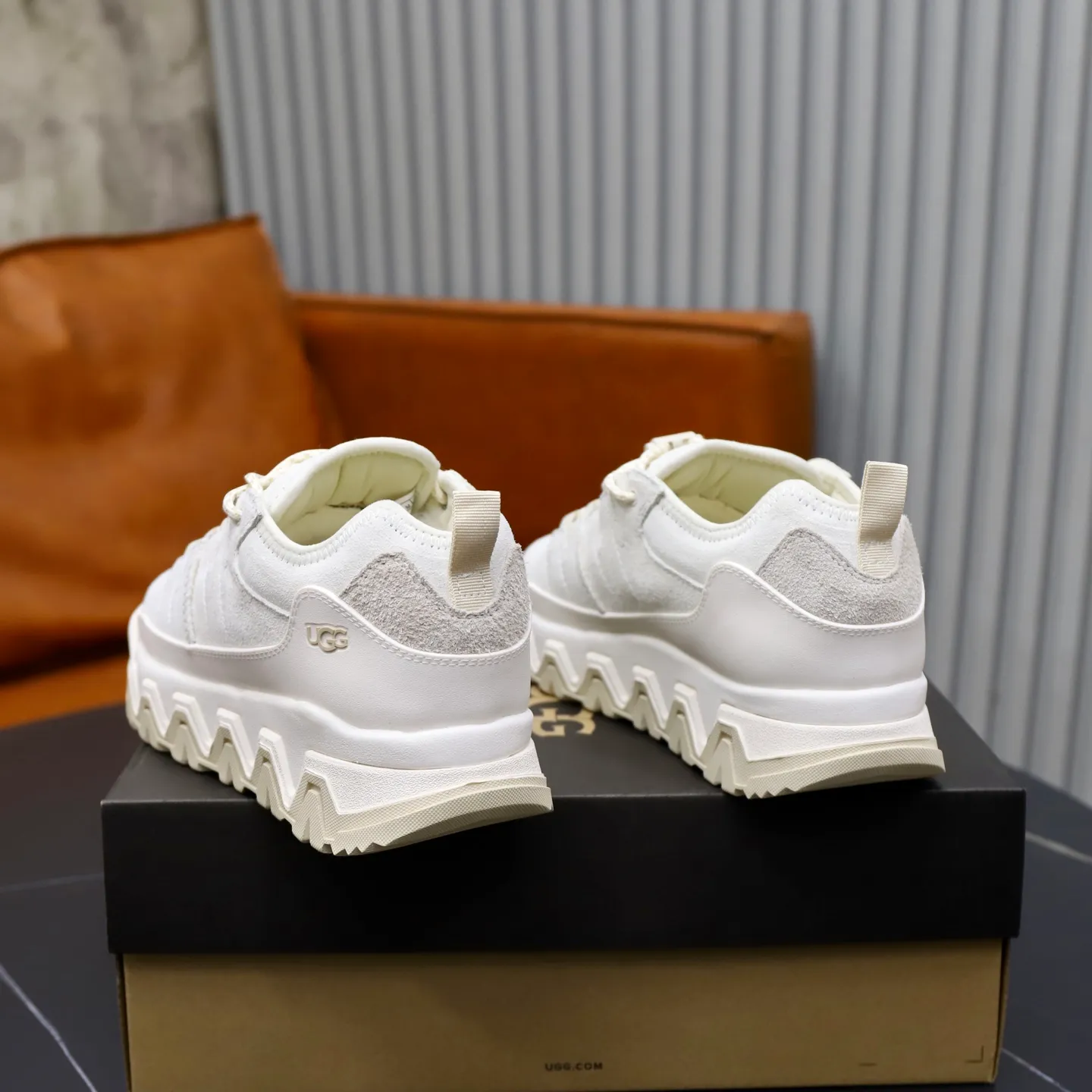 Factory price: 600💰Couple hiking shoes UGG short snow boots Autumn and winter brother's new series.........Multiple colors available Original and cute appearance, fur integrated 100% original with single wool thread Very precious and time-consuming Imported wool fur integrated warm and comfortable double care of feet A must-have item in winter Vamps with fur integrated wool outsole vs. original non-slip outsole Size: #35-40 for women and 39-44 for men
